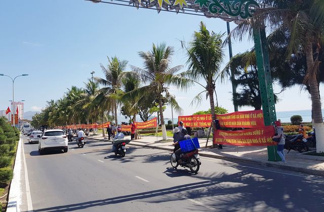Cư dân nhà ở xã hội Hoàng Quân Nha Trang lại căng băng rôn đòi nhà - Ảnh 2. Cư dân nhà ở xã hội Hoàng Quân Nha Trang lại căng băng rôn đòi nhà - Ảnh 2.