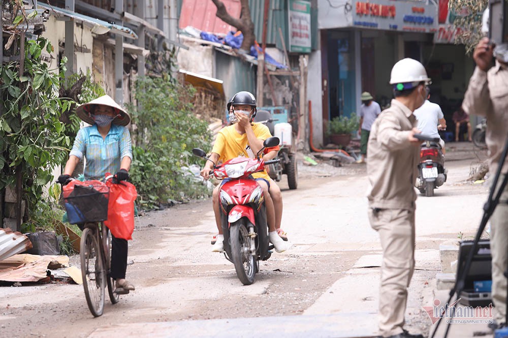 Quanh nhà máy Rạng Đông cửa đóng then cài, cháy hàng khẩu trang, nước muối - Ảnh 5. Quanh nhà máy Rạng Đông cửa đóng then cài, cháy hàng khẩu trang, nước muối - Ảnh 5.