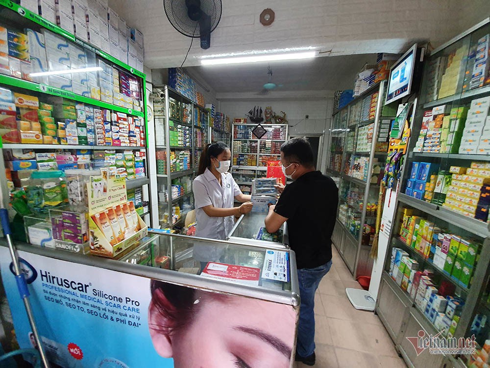 Quanh nhà máy Rạng Đông cửa đóng then cài, cháy hàng khẩu trang, nước muối - Ảnh 8. Quanh nhà máy Rạng Đông cửa đóng then cài, cháy hàng khẩu trang, nước muối - Ảnh 8.