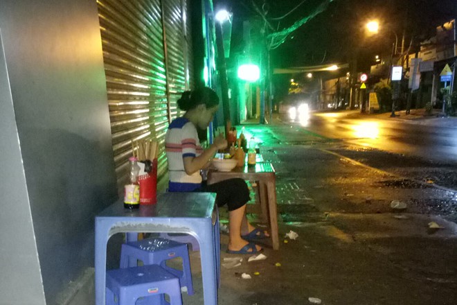 Nước mắt ly hương người Quảng Ngãi: Đêm Sài Gòn nỗi buồn 'giăng' bên xe hủ tiếu - Ảnh 5. Nước mắt ly hương người Quảng Ngãi: Đêm Sài Gòn nỗi buồn 'giăng' bên xe hủ tiếu - Ảnh 5.