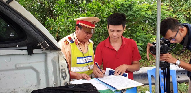 Cảnh sát giao thông hóa trang xử lí xe khách 'nhồi nhét' dịp nghỉ lễ 2/9 - Ảnh 3. Cảnh sát giao thông hóa trang xử lí xe khách 'nhồi nhét' dịp nghỉ lễ 2/9 - Ảnh 3.