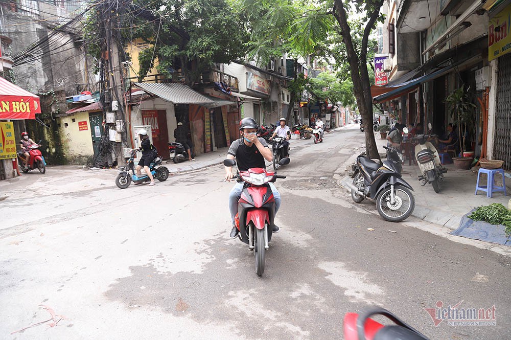 Quanh nhà máy Rạng Đông cửa đóng then cài, cháy hàng khẩu trang, nước muối - Ảnh 11. Quanh nhà máy Rạng Đông cửa đóng then cài, cháy hàng khẩu trang, nước muối - Ảnh 11.