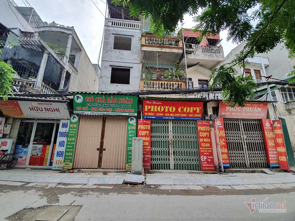 Quanh nhà máy Rạng Đông cửa đóng then cài, cháy hàng khẩu trang, nước muối - Ảnh 9. Quanh nhà máy Rạng Đông cửa đóng then cài, cháy hàng khẩu trang, nước muối - Ảnh 9.