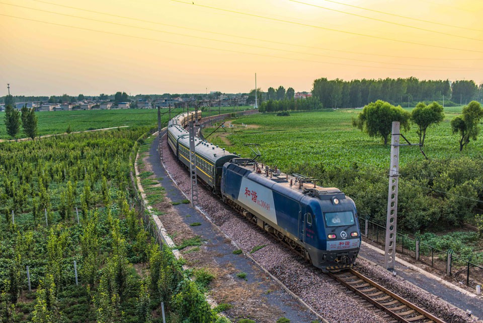 train-to-zhangjiajie