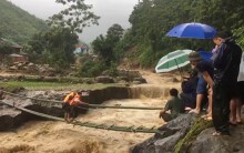 Ngàn người băng rừng nỗ lực tiếp cận bản vùng lũ bị cô lập
