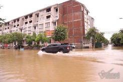 Biển nước 'bao vây' khu biệt thự triệu đô ở Hà Nội