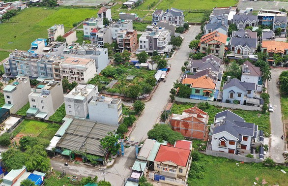 Đất đai còn rộng, bỏ trống nhưng dân khát nhà ở. - Ảnh 1. Đất đai còn rộng, bỏ trống nhưng dân khát nhà ở. - Ảnh 1.