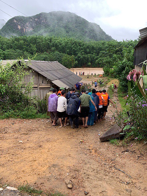 Ngàn người băng rừng nỗ lực tiếp cận bản vùng lũ bị cô lập - Ảnh 1. Ngàn người băng rừng nỗ lực tiếp cận bản vùng lũ bị cô lập - Ảnh 1.