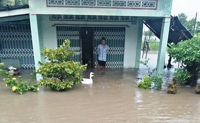 Hàng trăm căn nhà ở miền Tây bị ngập nước, sập và tốc mái do mưa lớn - Ảnh 1. Hàng trăm căn nhà ở miền Tây bị ngập nước, sập và tốc mái do mưa lớn - Ảnh 1.