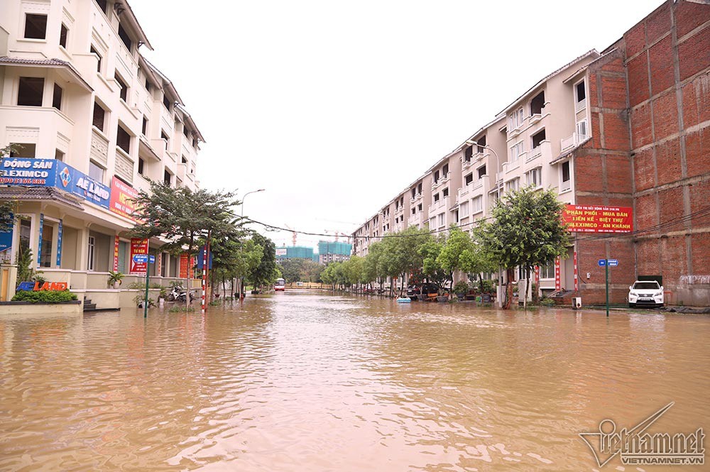 Biển nước 'bao vây' khu biệt thự triệu đô ở Hà Nội - Ảnh 1.