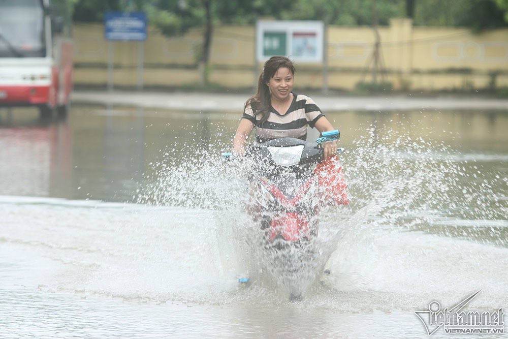 Biển nước 'bao vây' khu biệt thự triệu đô ở Hà Nội - Ảnh 10.