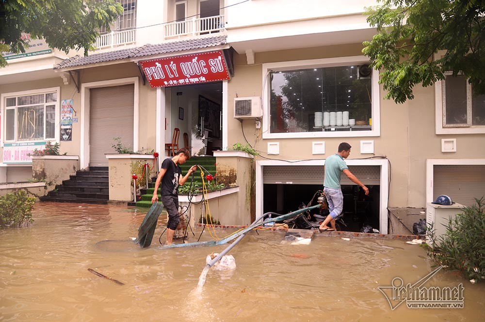 Biển nước 'bao vây' khu biệt thự triệu đô ở Hà Nội - Ảnh 13.