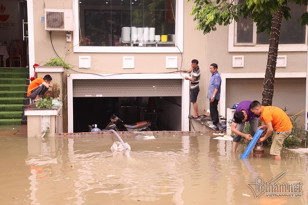 Biển nước 'bao vây' khu biệt thự triệu đô ở Hà Nội - Ảnh 14.