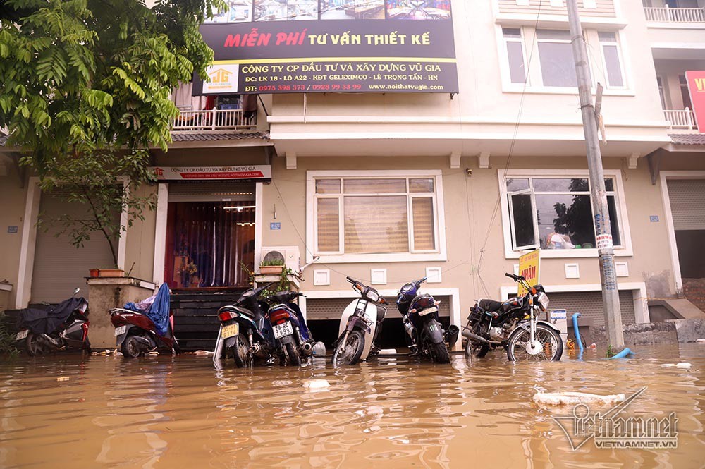 Biển nước 'bao vây' khu biệt thự triệu đô ở Hà Nội - Ảnh 15.