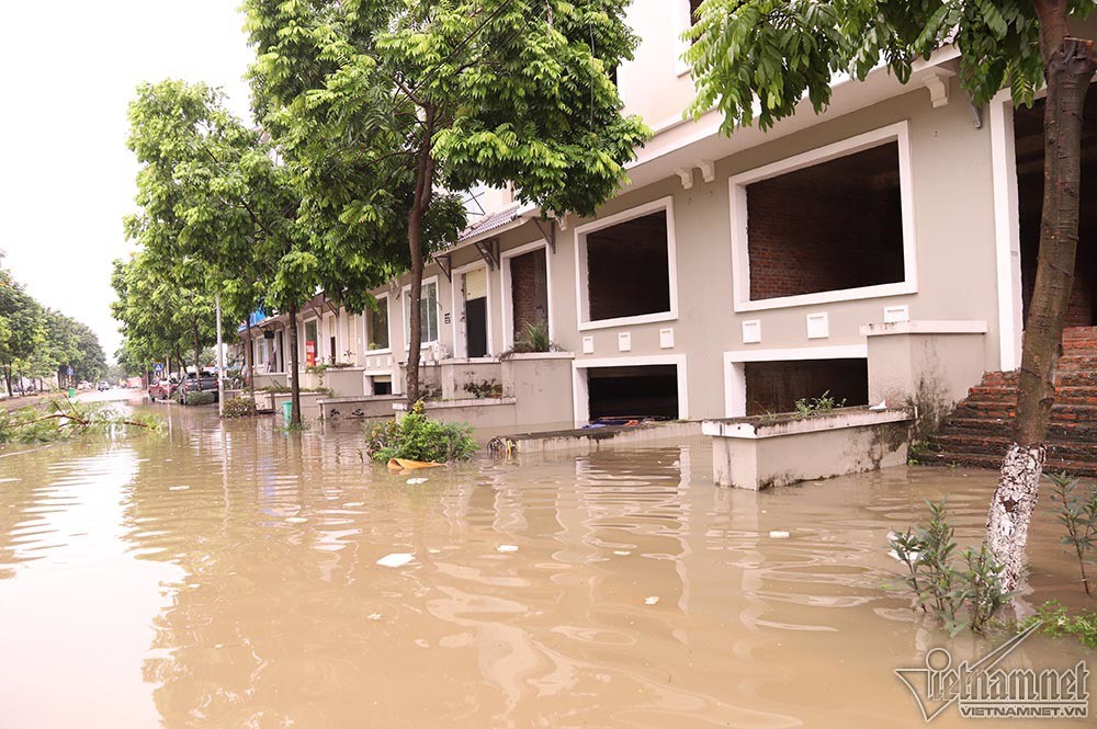 Biển nước 'bao vây' khu biệt thự triệu đô ở Hà Nội - Ảnh 16.