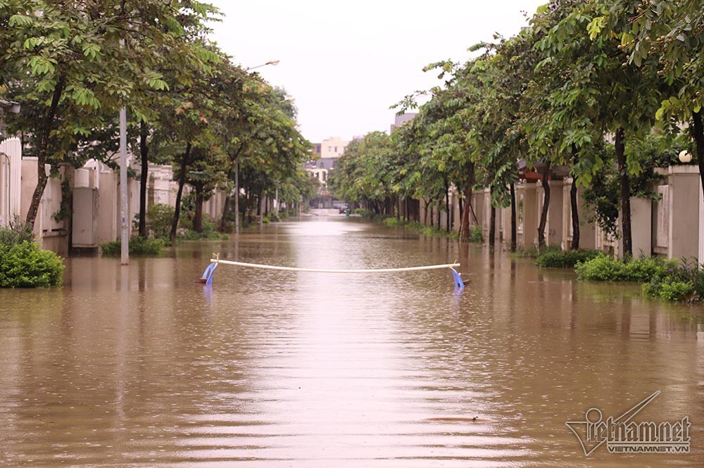 Biển nước 'bao vây' khu biệt thự triệu đô ở Hà Nội - Ảnh 17.