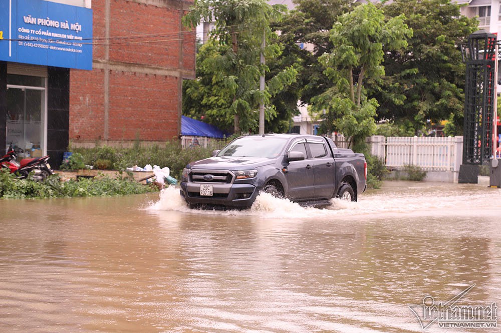 Biển nước 'bao vây' khu biệt thự triệu đô ở Hà Nội - Ảnh 18.