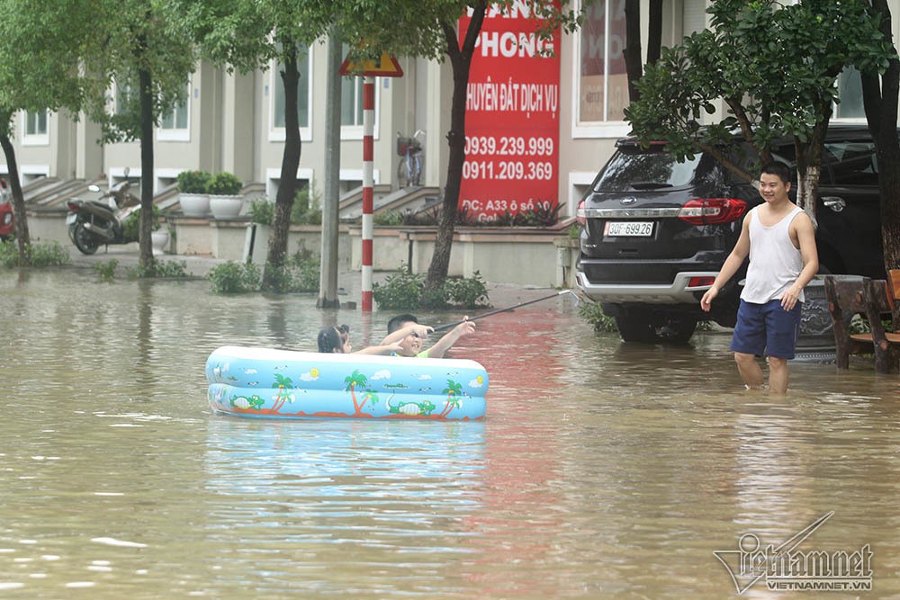 Biển nước 'bao vây' khu biệt thự triệu đô ở Hà Nội - Ảnh 19.