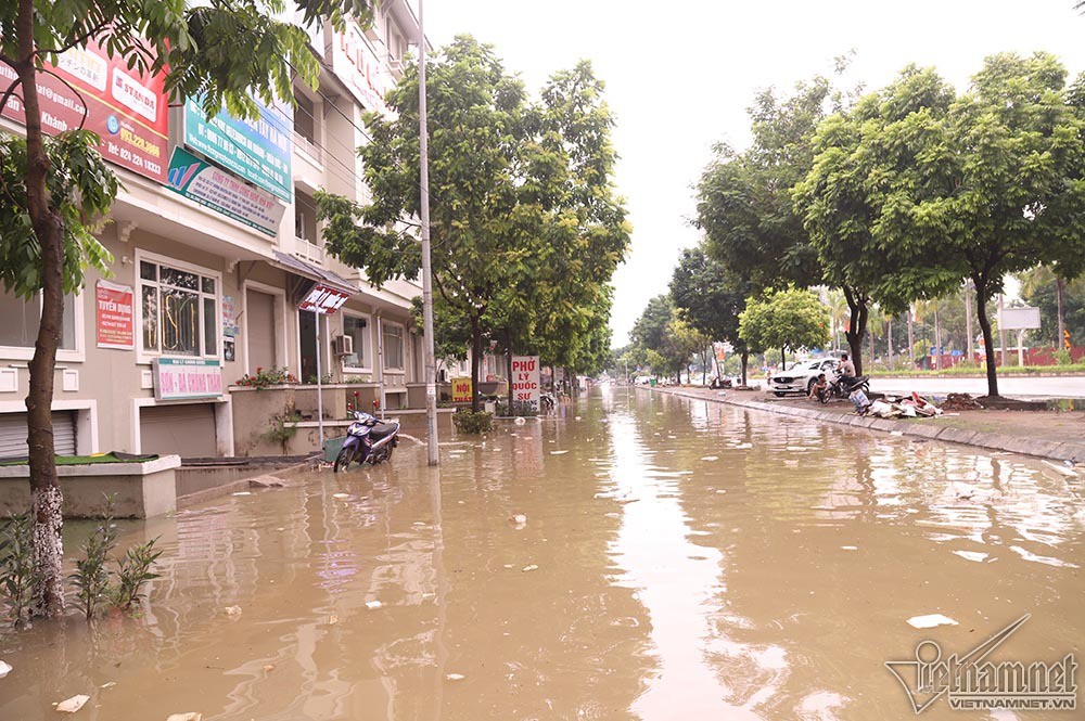 Biển nước 'bao vây' khu biệt thự triệu đô ở Hà Nội - Ảnh 20.