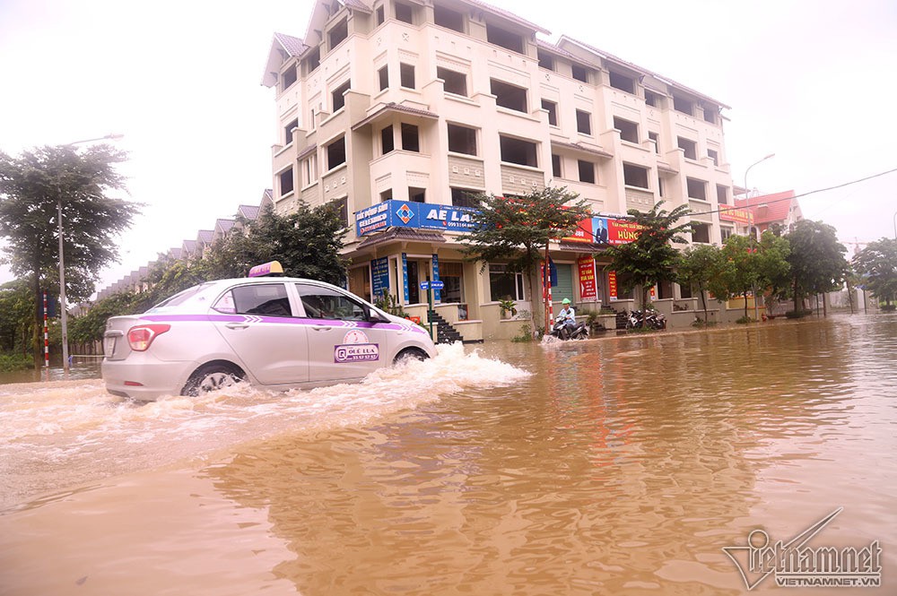 Biển nước 'bao vây' khu biệt thự triệu đô ở Hà Nội - Ảnh 21.