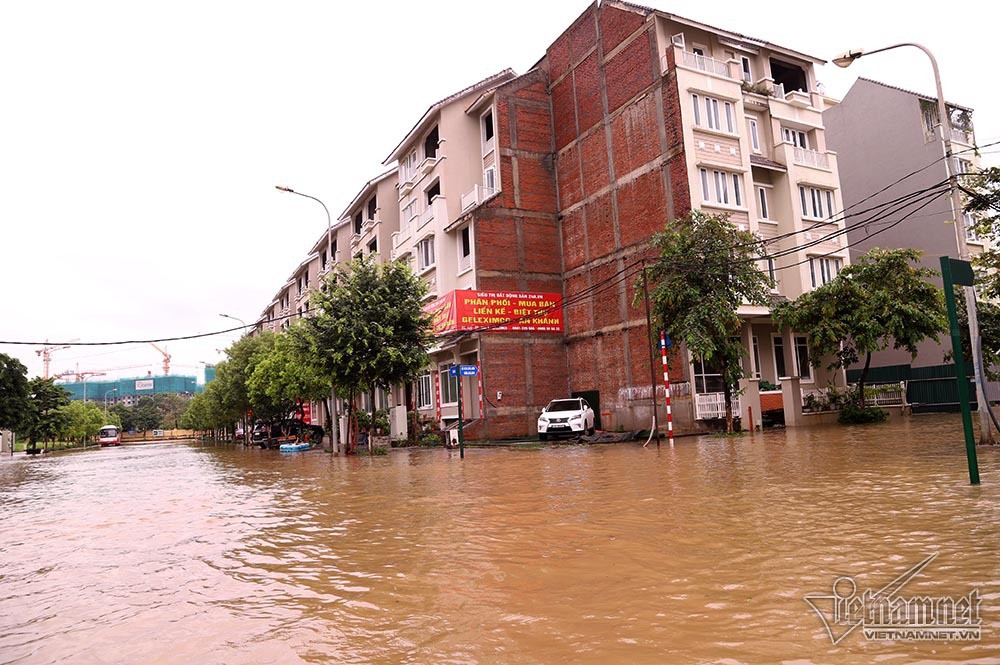 Biển nước 'bao vây' khu biệt thự triệu đô ở Hà Nội - Ảnh 23.