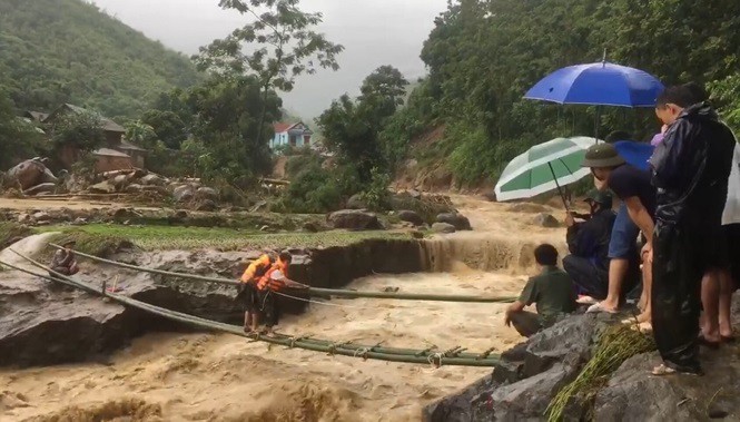 Ngàn người băng rừng nỗ lực tiếp cận bản vùng lũ bị cô lập - Ảnh 3. Ngàn người băng rừng nỗ lực tiếp cận bản vùng lũ bị cô lập - Ảnh 3.
