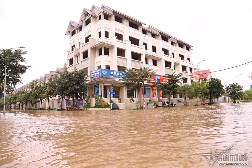 Biển nước 'bao vây' khu biệt thự triệu đô ở Hà Nội - Ảnh 3.