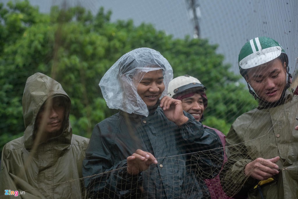 Đổ xô ra sông Kim Ngưu bắt cá ngày mưa bão - Ảnh 5. Đổ xô ra sông Kim Ngưu bắt cá ngày mưa bão - Ảnh 5.