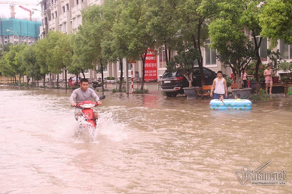 Biển nước 'bao vây' khu biệt thự triệu đô ở Hà Nội - Ảnh 7.