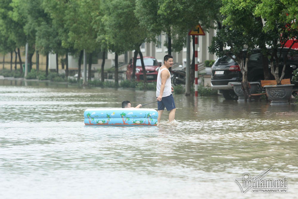 Biển nước 'bao vây' khu biệt thự triệu đô ở Hà Nội - Ảnh 8.