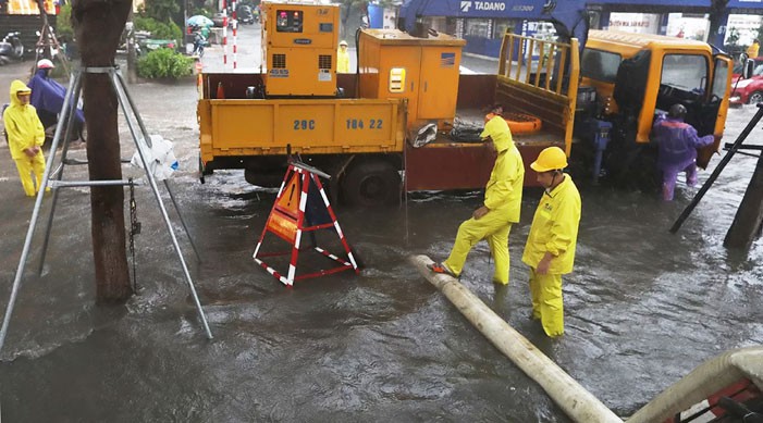 Úng ngập khu vực nội thành Hà Nội mùa mưa bão: Vẫn chưa hết nỗi lo - Ảnh 1. Úng ngập khu vực nội thành Hà Nội mùa mưa bão: Vẫn chưa hết nỗi lo - Ảnh 1.