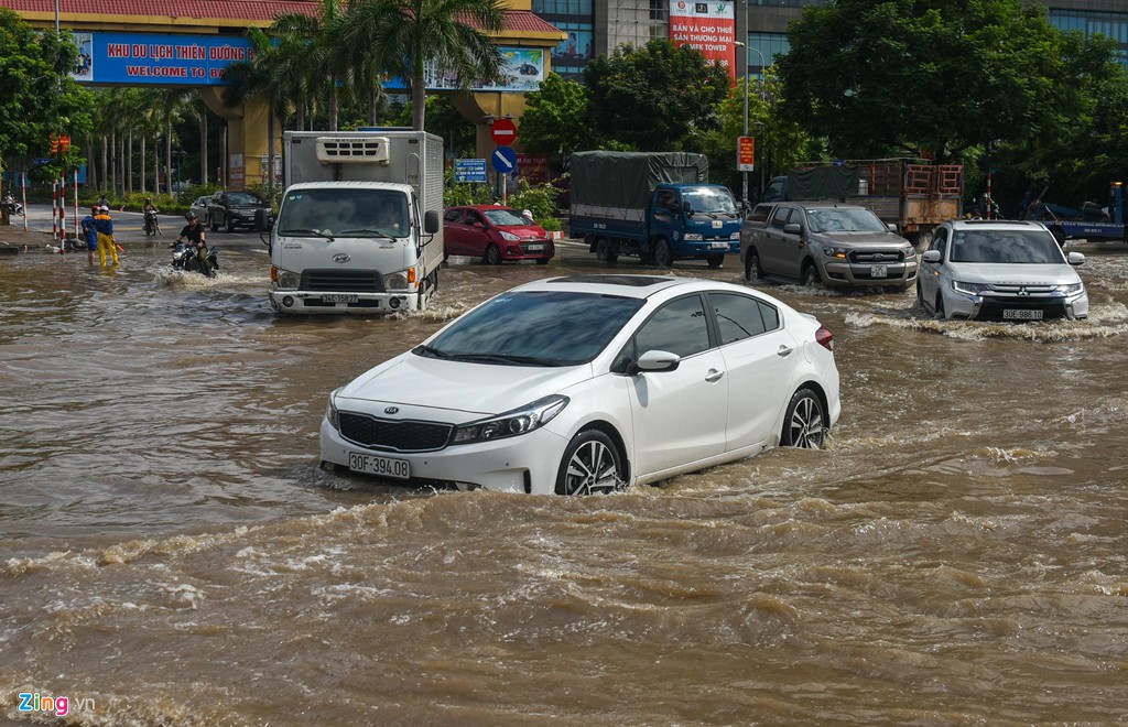 Hàng trăm căn biệt thự chìm trong nước, dân sắm thuyền di chuyển - Ảnh 1.