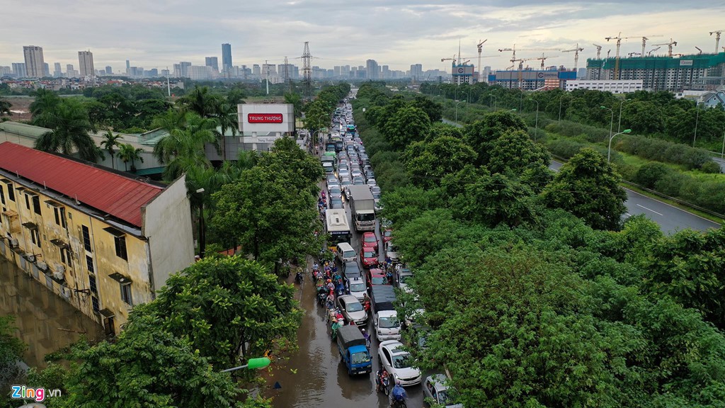 Hàng trăm căn biệt thự chìm trong nước, dân sắm thuyền di chuyển - Ảnh 2.