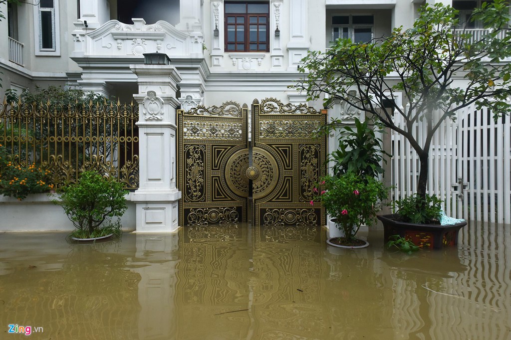 Hàng trăm căn biệt thự chìm trong nước, dân sắm thuyền di chuyển - Ảnh 4.