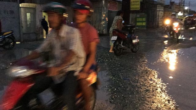 Con đường 'đau khổ' tại TP HCM: Lãnh đạo huyện chỉ đạo xử lí xe quá tải! - Ảnh 5. Con đường 'đau khổ' tại TP HCM: Lãnh đạo huyện chỉ đạo xử lí xe quá tải! - Ảnh 5.