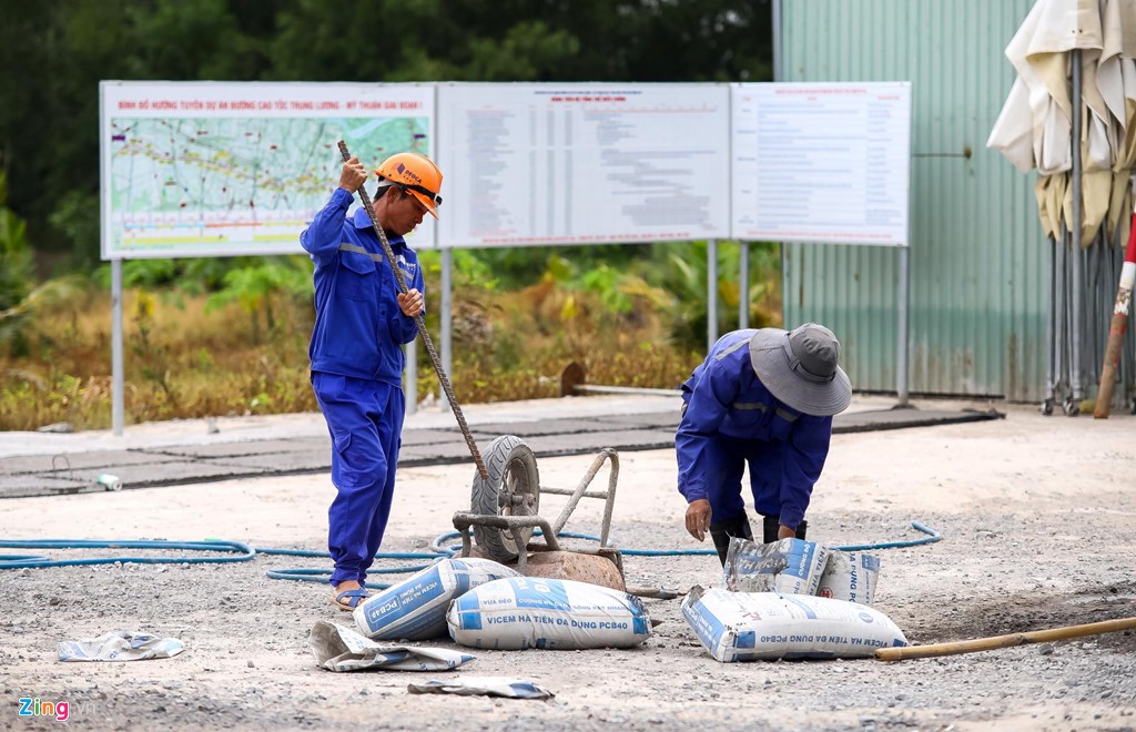 Cao tốc Trung Lương - Mỹ Thuận vẫn là đường đất sau 10 năm khởi công - Ảnh 3. Cao tốc Trung Lương - Mỹ Thuận vẫn là đường đất sau 10 năm khởi công - Ảnh 3.