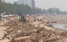 Bãi biển Sầm Sơn ngập tràn củi, rác sau bão