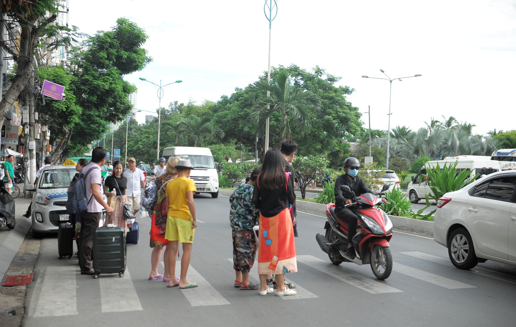 du khách nín thở qua đường trần phú (2) du khách nín thở qua đường trần phú (2)