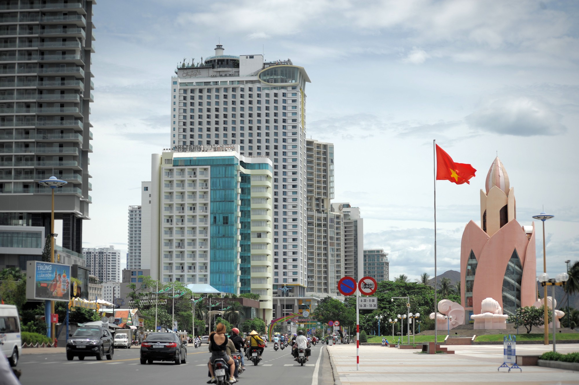 du khách nín thở qua đường trần phú (22) du khách nín thở qua đường trần phú (22)