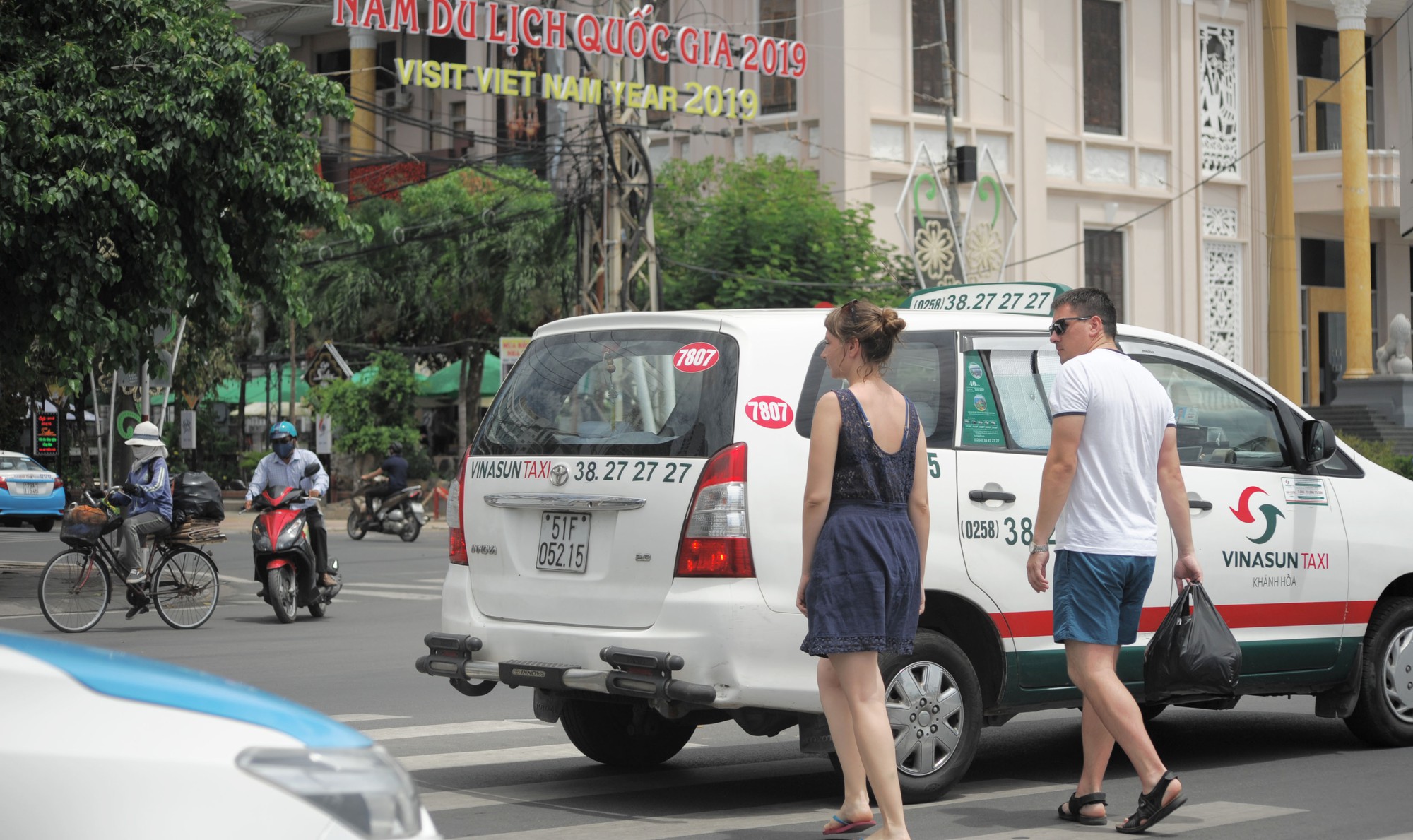 du khách nín thở qua đường trần phú (24) du khách nín thở qua đường trần phú (24)