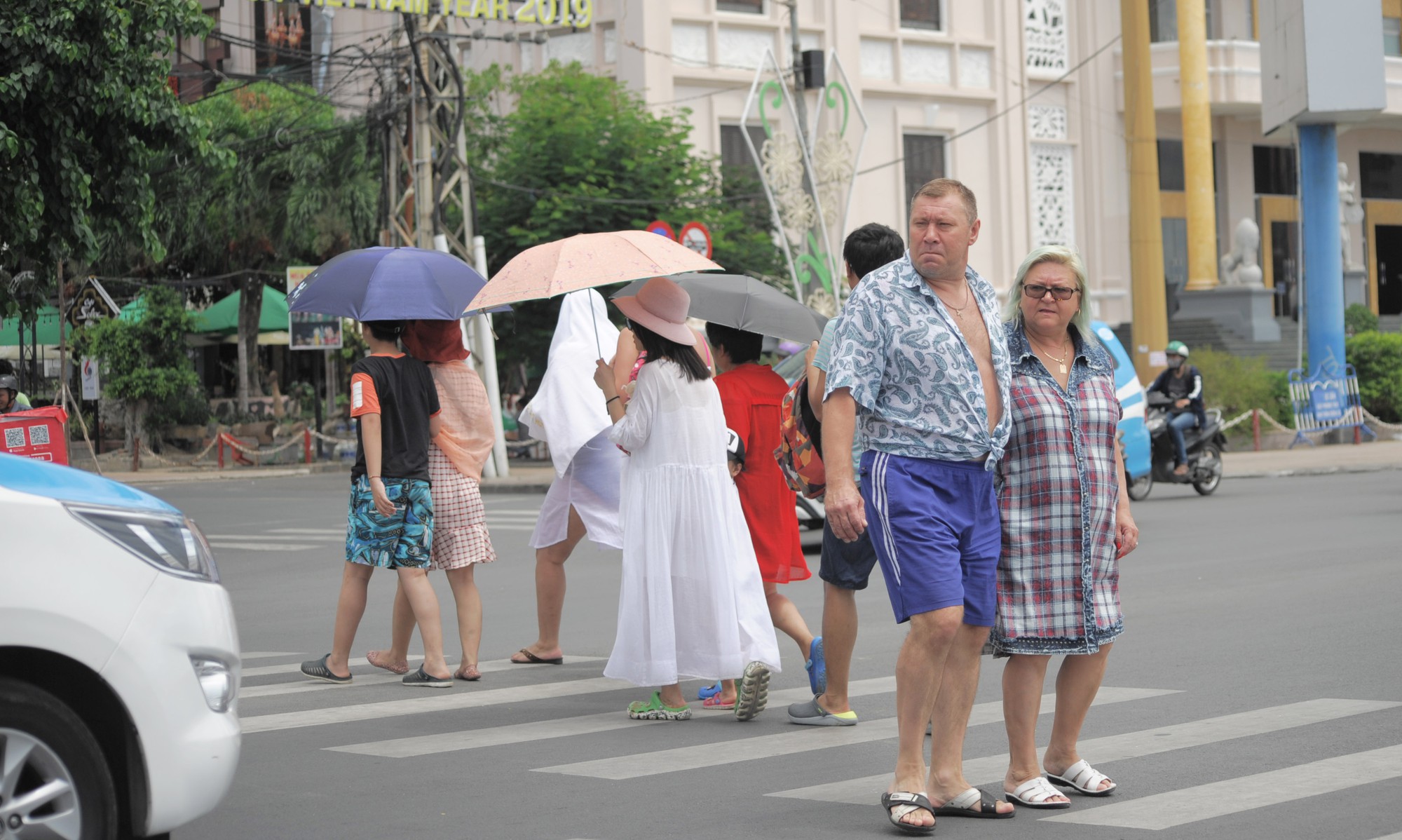 du khách nín thở qua đường trần phú (27) du khách nín thở qua đường trần phú (27)