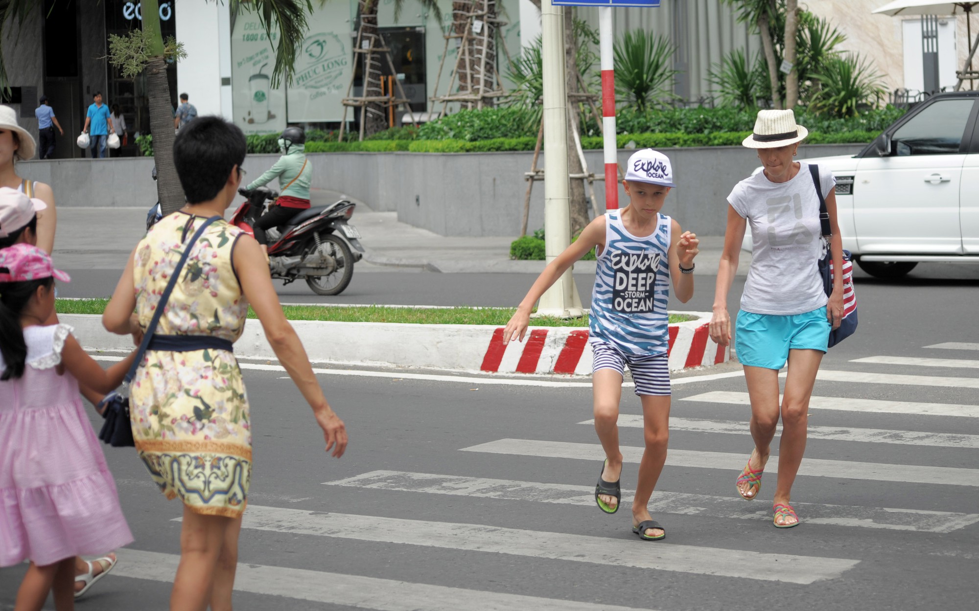 du khách nín thở qua đường trần phú (7) du khách nín thở qua đường trần phú (7)