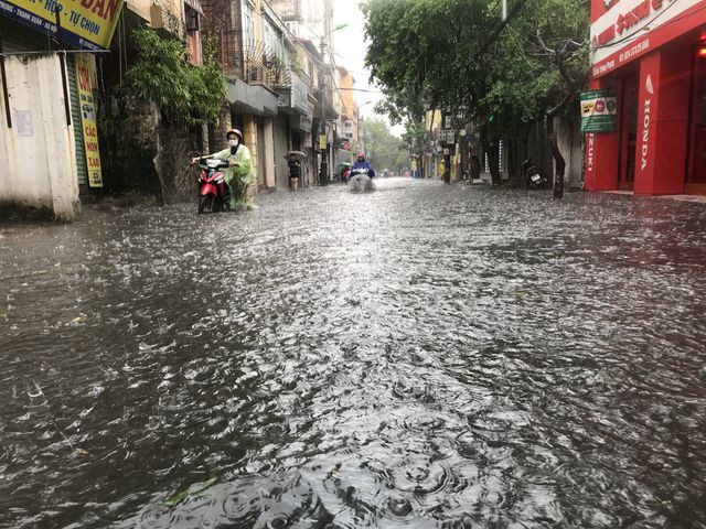 Hà Nội: Phố ngập như sông, người dân bì bõm sau trận mưa 30 phút - Ảnh 2. Hà Nội: Phố ngập như sông, người dân bì bõm sau trận mưa 30 phút - Ảnh 2.