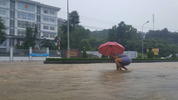 Phú Quốc chạy lũ lần 2 trong tuần và lập kỷ lục ngập mới tối 8-8 - Ảnh 5. Phú Quốc chạy lũ lần 2 trong tuần và lập kỷ lục ngập mới tối 8-8 - Ảnh 5.