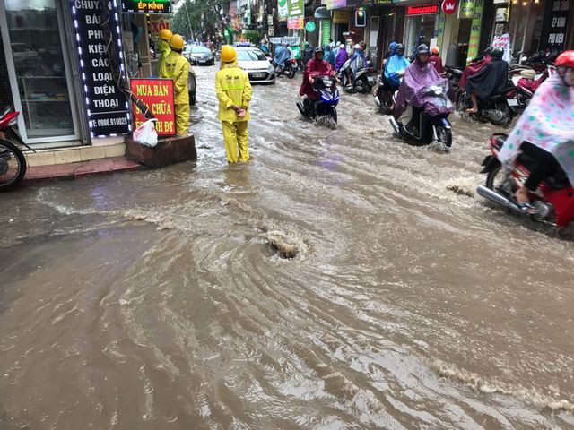 Hà Nội: Phố ngập như sông, người dân bì bõm sau trận mưa 30 phút - Ảnh 14. Hà Nội: Phố ngập như sông, người dân bì bõm sau trận mưa 30 phút - Ảnh 14.