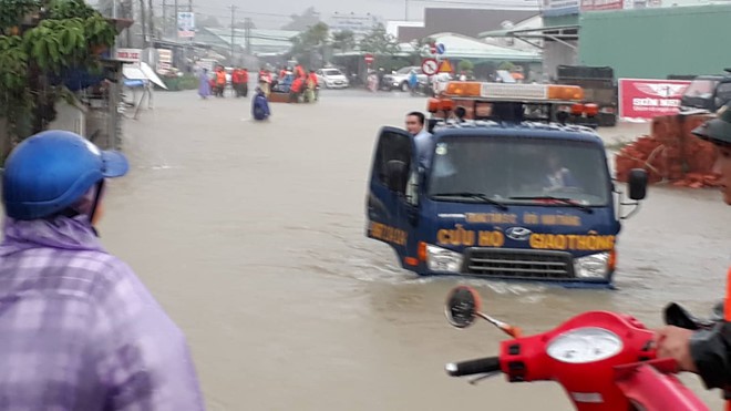 Đảo ngọc Phú Quốc tiếp tục ngập lịch sử: Nước đến cổ, chia nhau đi cứu dân - Ảnh 14. Đảo ngọc Phú Quốc tiếp tục ngập lịch sử: Nước đến cổ, chia nhau đi cứu dân - Ảnh 14.