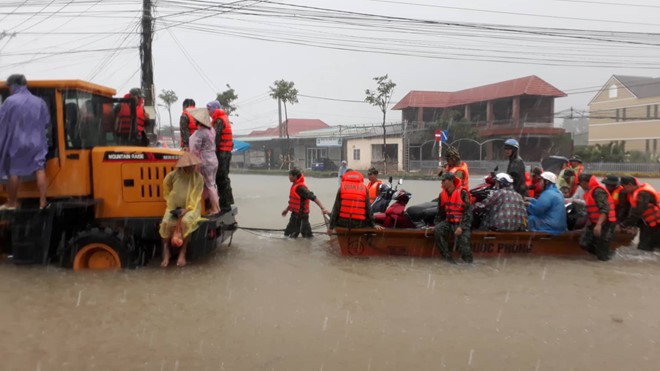 Đảo ngọc Phú Quốc tiếp tục ngập lịch sử: Nước đến cổ, chia nhau đi cứu dân - Ảnh 15. Đảo ngọc Phú Quốc tiếp tục ngập lịch sử: Nước đến cổ, chia nhau đi cứu dân - Ảnh 15.