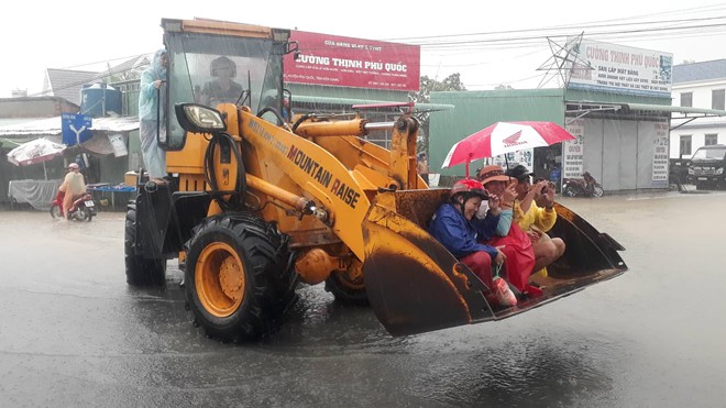 Đảo ngọc Phú Quốc tiếp tục ngập lịch sử: Nước đến cổ, chia nhau đi cứu dân - Ảnh 16. Đảo ngọc Phú Quốc tiếp tục ngập lịch sử: Nước đến cổ, chia nhau đi cứu dân - Ảnh 16.