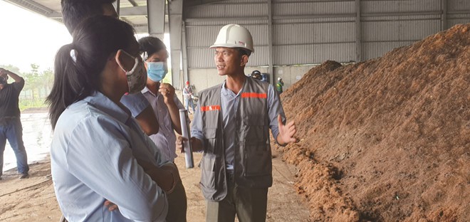 ‘Lộ’ mùi hôi đậm đặc khi dân giám sát môi trường ở Đa Phước - Ảnh 3.