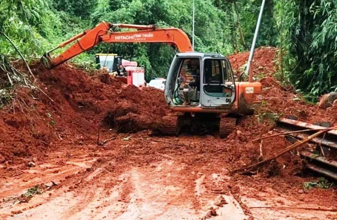 Sạt lở kinh hoàng, đèo Bảo Lộc tê liệt hoàn toàn - Ảnh 4. Sạt lở kinh hoàng, đèo Bảo Lộc tê liệt hoàn toàn - Ảnh 4.